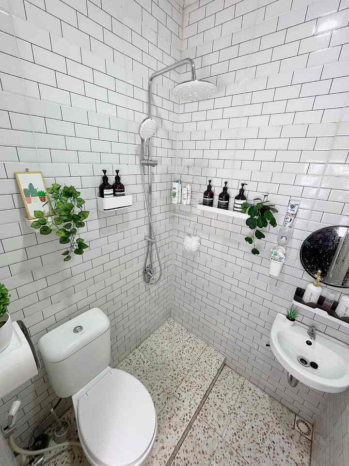 Kamar mandi mungil ✨

Kamar mandi mungil ini kami bangun sudah sejak awal bangun rumah, berukuran 1,5 x 1,5 meter. Karena kami suka design yang simple dan agar memberikan kesan luas dan lega kami gunakan kermaik dinding bata berwarna putih dan lantai kermaik terazzo doff. Kami gunakan shower agar memberikan kesan luas dan tidak makan tempat. 

#RenovasiKamarMandi
#BathroomMakeOver #InspirasiKamarMandi #KermaikTerazzo #PlafonPvc #ShowerSet  