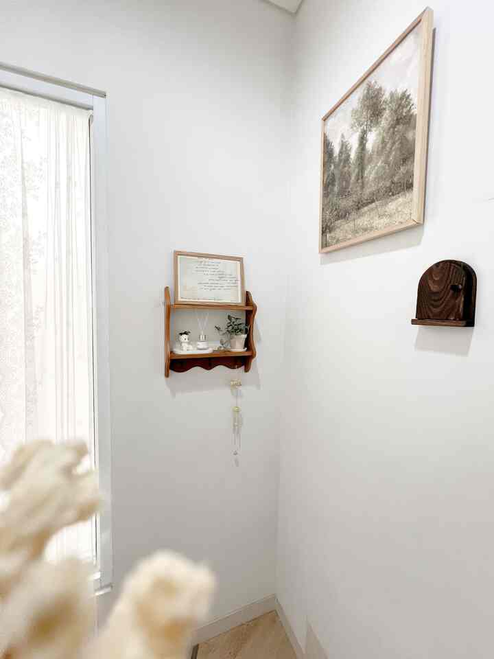 Area tangga bagian atas aku berikan sentuhan wood rack agar terlihat aesthetic dan rapi aku pakaikan wangi"an reed diffuser agar ruangan tetap harum di area tangga , dengan kaca yang besar membuat ruangan menjadi cerah sirkulasi cahaya di area tangga atas dan bawah #stairs #tanggarumah #areatangga #tangga #tanggainspo #stairsinspo #homedecor #homestagram #warnacatrumah