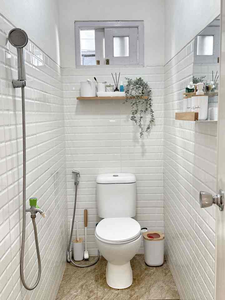 Kamar mandi mungil kami ini belum pernah kami renov, tetap menggunakan banyak warna putih dan elemen kayu.
Kami hanya mengganti beberapa “printilan” sebagai dekorasi supaya lebih variasi dan rajin mandinya 🥰🫶

#potputih #tanamanartificial #keramik #lantaikeramik #cerminkamarmandi #logotoilet #bathroomset #renovasikamarmandi #bathroommakeover #inspirasikamarmandi