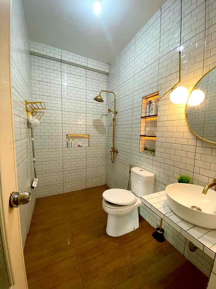 Area ini sebelumnya adalah gudang yang akhirnya kami alih fungsikan sebagai kamar mandi,
Bukan hanya sekedar renovasi tapi 
Lebih tepatnya membangun kamar mandi, karna air, pembuangan, listrik semua bikin jalur baru..

#keramikkamarmandi #lantaikamarmandi #wastafel #showerkamarmandi #botolsabun #lampugantung #cerminbulat #pengharumkamarmandi #renovasikamarmandi #bathroommakeover #inspirasikamarmandi
