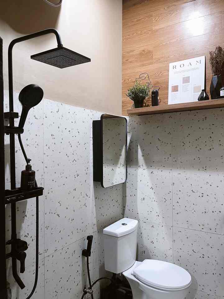 ➖ Bathroom Makeover

Kamar mandi super mungil ukuran 1.65 x 1.25m ini 
baru di renov tipis-tipis. Karena cuma ada 1 kamar mandi dirumah ini, makanya kita cuma bisa renov kilat dengan #DIYlowbudget #MakeoverLowbudget biar keliatan lebih cantik, estetik tapi tetap pada fungsinya.

Dindingnya sudah 3x di makeover dari pertama pindah pakai wallsticker. Akhirnya setelah 8 tahun menempati rumah, sekarang kita ganti keramik dinding dan lantainya pakai keramik motif terrazo anti slip ukuran 50x50.

Semoga menginspirasi 🥰🖤

#keramikkamarmandi #dindingkamarmandi #catdindingkamarmandi #showersetkamarmandi #jetshower #keramikterrazo #pintukamarmandi #tempattisutoilet #raksabun
 
#Kamarmandi #kamarmandimungil #kamarmandideveloper #dekorasikamarmandi #kamarmandikecil #bathroom #bathroominspo #bathroominspirations #bathroomdecorations #makeoverkamarmandi #dekorasilowbudget 

#RenovasiKamarMandi
#BathroomMakeOver #InspirasiKamarMandi