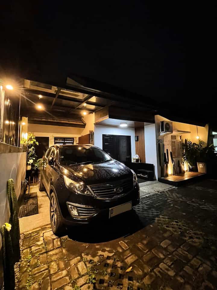 ➖ Outdoor Lighting 

Outdoor lighting di area fasad dan taman mini di #LollaHouse. 
Kami menambahkan cukup banyak lampu di area outdoor. Kami pilih warna lampu warm agar tidak terlalu terang dan tampilannya cantik seperti di cafe. 

Semua lampu yang kami pilih ini wattnya kecil-kecil, juga disesuaikan dengan area yang di pasang, seperti lampu plafon sedikit lebih terang karena di pasang di pintu masuk, lampu tancap sorot kami pasang di area kaktus, lampu sorot kami pasang diatas pagar, dan lampu outbow kami pasang di kanopi kaca.

Semoga menginspirasi 🥰

#lampu #lampuoutdoor #lampuexterior #lampuluar #lamputaman #lampusorot #lamputancap #taman #exterior #fasad #wallpanelpvc #plafonpvc #kanopikaca #pavingblock #deckingkayujati #monstera #kaktus #catexterior #catdindingrumah #rumahminimalis #rumahmungil #rumahdeveloper #rumahdeveloper #tamanmini #tamankering #tamanmungil 