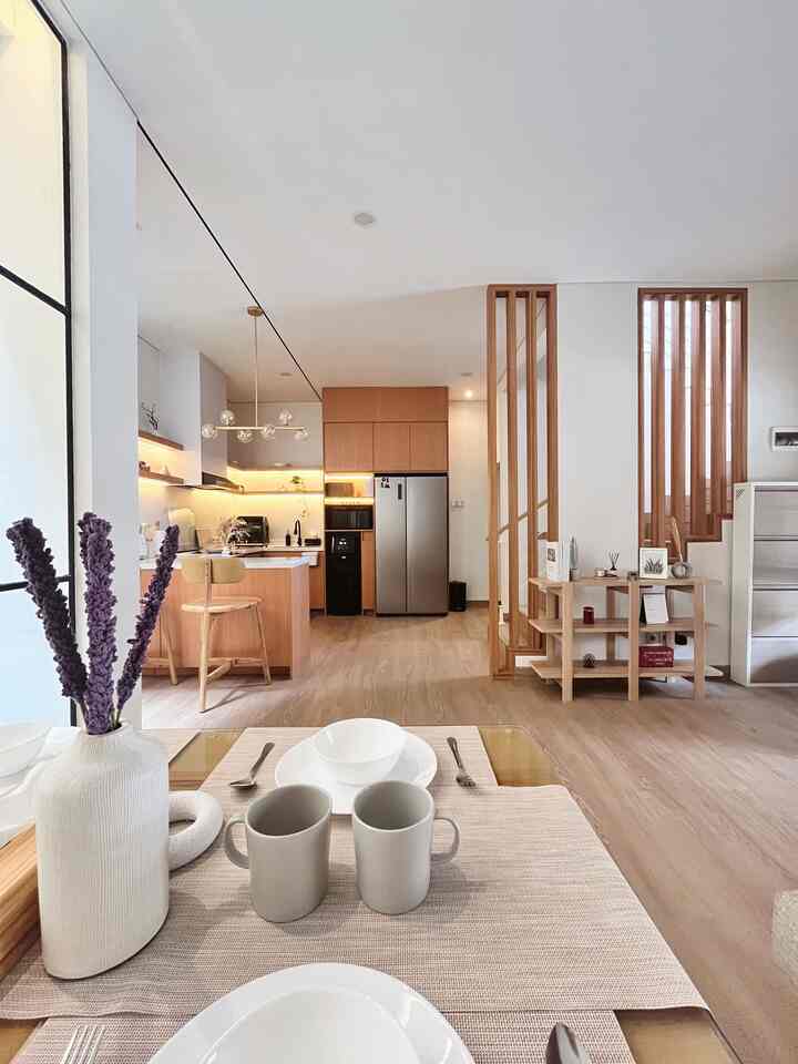 Natural color modern kitchen and dining table set in a 6-tatami sized room space