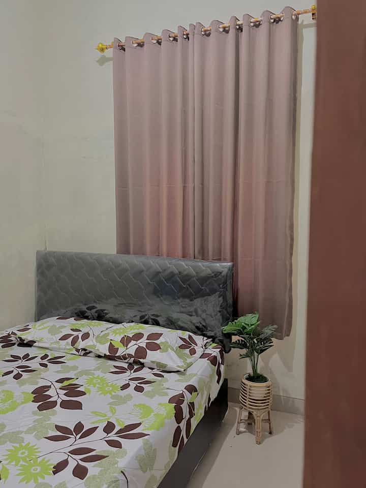 Kamar tidur anak yang belum kepakai jadi kamar tidur tamu. Karena ruangannya mungil jadi aku sengaja gak kasih banyak furniture cuma kasih furniture yang fungsional dipan kasur lemari, tanaman dan gorden yang panjang agar terlihat cantik.❤️


#KamarTidur
#KamarTidurMinimalis
#InspirasiKamarTidur
#DekorasiKamarTidur
#Ruangtidur
#KamarTamu
#Kamarminimalist