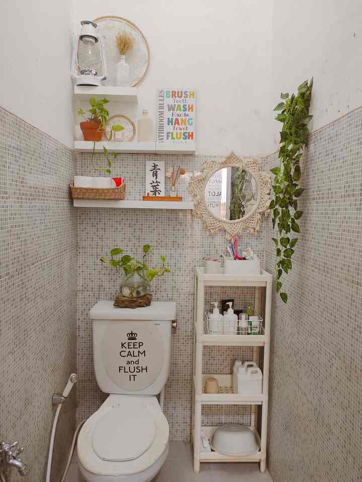 After - Before kamar mandi mungil 2x3 meter..

Sebenarnya untuk make over kamar mandi tidak ada perubahan besar hanya penambahan ambalan di atas kloset dan rak putih. ✨✨

Dengan memakai ambalan kita bisa merubah rubah hiasan agar tidak bosan, misal dengan tanaman, pot atau walldecor yang disusun.✨✨

Dan untuk rak kamar mandi memilih berbahan plastik karna jika memakai kayu maka akan mudah rusak. ✨✨

Karna kamar mandi mungil dan satu satunya di rumah ini, kami belum dapat merubah total tampilan kamar mandi. Misal dengan mengganti lantai atau lainnya. 

Nahh siapa nih yang senasib belum bisa merubah total atau full make over kamar mandi tapi pengen suasana baru bisa ditambahkan ambalan loh.✨🏡

Yukk coba juga 🥰🥰

#potkaca #ambalan #rakkamarmandi #potteracota #cerminkamarmandi #cerminmacrame #renovasikamarmandi #bathroommakeover #inspirasikamarmandi