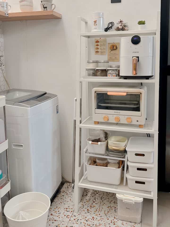 • memanfaatkan space yang mungil ckup apa sih? Spot Area Coffee corner

sudut yang jarang muncul karena sudut ini masih area nanggung antara ada mesin cuci dengan bahan makanan..

memanfaatkan lahan dinding kosong ini, aku tambahkan rak susun untuk area penyimpanan..
selain itu disini aku simpan oven dam air fryer serta kopi, gula dan teh..

area ini sering banget di kunjungi dari pagi sampai malam..

semoga menginspirasi🤎

#warnacat #warnarumah #coffecorner #areasudut #sudutpojokan