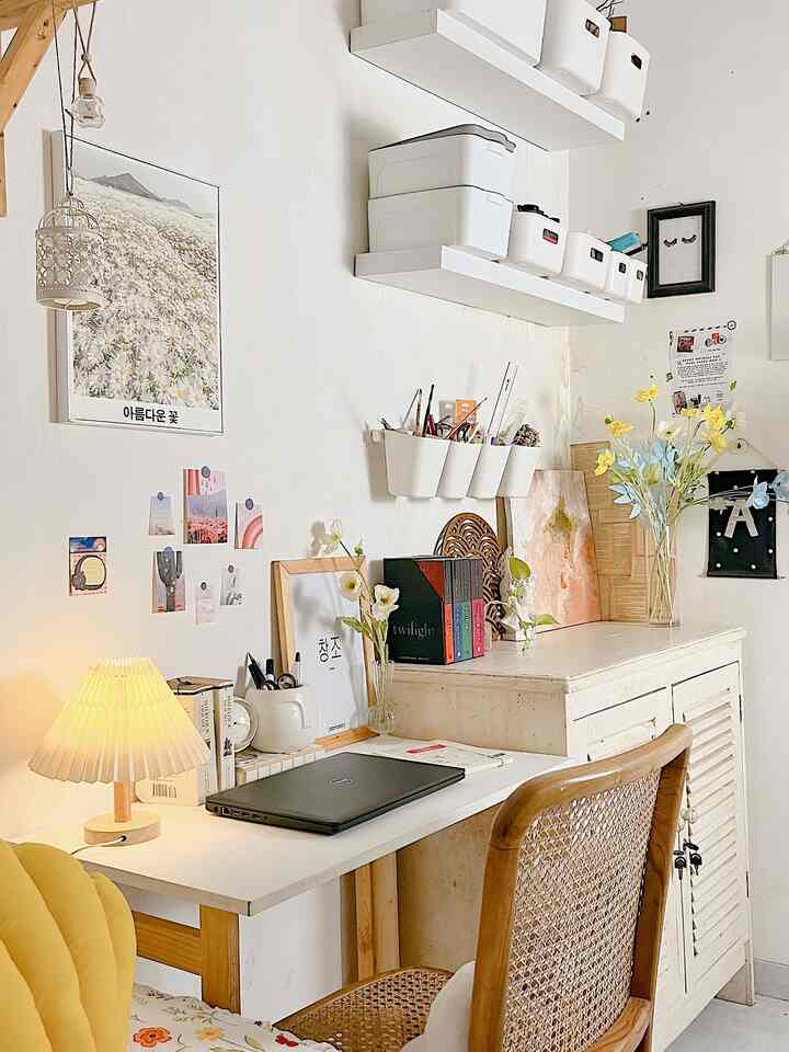 Ini dia ruang kerja aku, di kamar 3x4 m. 
Karna kamar tidak terlalu luas maka pemilihan furniture dengan ukuran yang mungil serta penempatan peralatan hemat tempat.✨

Tips dari aku adalah tambahkan ambalan untuk meletakkan peralatan dan tempatkan di storage agar lebih rapi. 🥰✨

Kamu bisa mengelompokkan barang barang sesuai jenis dan besarnya agar lebih mudah ditemukan. ✨✨

Dan saat pemilihan furniture sesuikan dengan ukuran kamar agar tidak terlalu terlihat penuh.🏡

Nahh bagaimana? Semoga menginspirasi ya 🥰🥰✨✨

#kursi #kursibelajar #storage #wadahpenyimpanan #lampumeja #walldecor #inspirasiruangkerja #ruangkerja #ruangbelajar