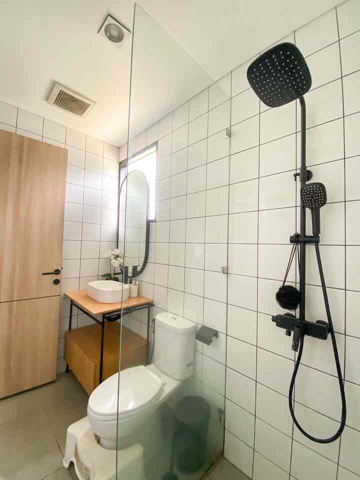 Kamar Mandi Low Maintenance ✨

Rumah kami direnovasi hampir secara total yang banyak mengubah layout rumah sebelumnya, termasuk kamar mandi. Sayangnya kami tidak menyimpan foto kamar mandi sebelumnya 🙏

Belajar dari pengalaman, kamar mandi yang hanya berukuran 1,6 x 2,8 meter ini didesain seminimalis mungkin dan dengan material yang memang tahan lama dan low maintenance, seperti :

• Keramik full ceiling, agar tidak mudah lembab
• Lantai granit dengan tipe embossed matte, agar tidak licin
• Kaca tempered 10 mm sebagai pemisah area kering dan area basah
• Memakai shower set agar tidak membuat kamar mandi sempit
• Shower niche, agar sabun shampo tertata rapih
• Cermin yang cukup besar dan tinggi, agar kamar mandi terlihat luas
• Memakai ceiling fan, juga untuk mengurangi lembab
• Jendela mati, agar tetap ada pencahayaan di kamar mandi

Setelah berjalan 1 tahun ini, alhamdulillah tidak ada kendala apapun di kamar mandi ini

Semoga menginspirasi ✨

#KeramikKamarMandi #PintuKamarMandi #DindingKamrMandi #LantaiKamarMandi #RenovasiKamarMandi #BathroomMakeOver #InspirasiKamarMandi