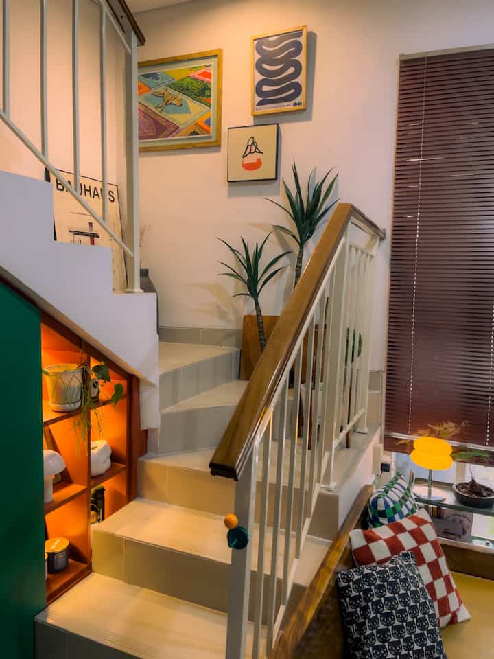 Dekorasi Dinding di rumah first21.haus 🏞️

Salah 1 dekorasi yg bisa menciptakan mood ruangan terutama dalam menambah elemen warna yg lebih artsy adalah poster dan lukisan.

✨Pada area tangga ada 1 karya seni Lukisan bertema religius yg memiliki makna bahwa org yg dianggap tdk suci tdk dilarang beribadah dimasjid. Lalu poster frame block dan poster frame kayu & kaca yg bertema bauhaus. Begitu juga pada living room dan dapur kita sengaja memilih poster yg memiliki motif unik dan berwarna untuk menyeimbangkan elemen natural seperti elemen kayu, cat putih pada dinding dan tanaman hijau agar tidak monoton pada ruangan.

✨Pada kamar utama selain poster juga terdapat karya design ilustrasi gambar kami sebagai keluarga dgn 2 anabul, agar diatas kasur tidak tampak kosong kami isi gambar dgn seni yg lebih personal. Dibingkai dengan akrilik supaya lebih clean dan menarik. Selain itu peletakan poster atau lukisan tidak selalu kami pasang di dinding tp bisa di ambalan atau meja agar lebih flexible peletakannya. 

Semoga menginspirasi teman-teman dalam mendekor rumah untuk menciptakan vibes ruangan ya ✨

#LukisanDinding #Karyaseni #Poster #PosterFrameblock #PosterFrameKayu #FrameAkrilik #WallArt #Bauhaus #BauhasDecoration #PosterMusik