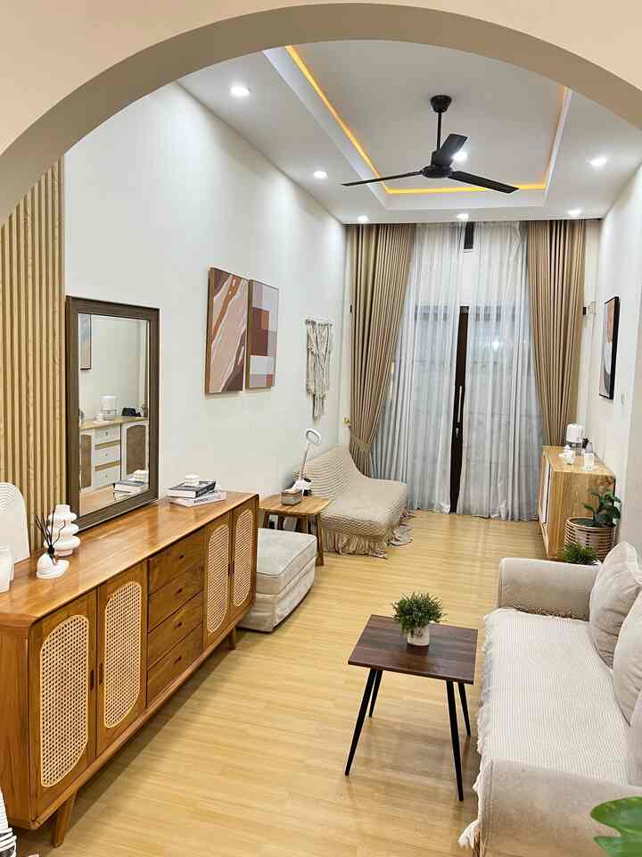 Beberapa perintilan dan furniture yang ada di ruang tamu ukuran 3 x 6 meter ini. Di dominasi dengan warna2 earth tone seperti cream, putih, coklat, warna kayu, rotan ditambah dengan beberapa tanaman artipicial sehingga area ruang tamu ini terlihat lebih cozy, kalem dan estetik. 
#ruangtamu #perintilanruangtamu #furnitureruangtamu #earthtone #japandi #mishahome #dinding 