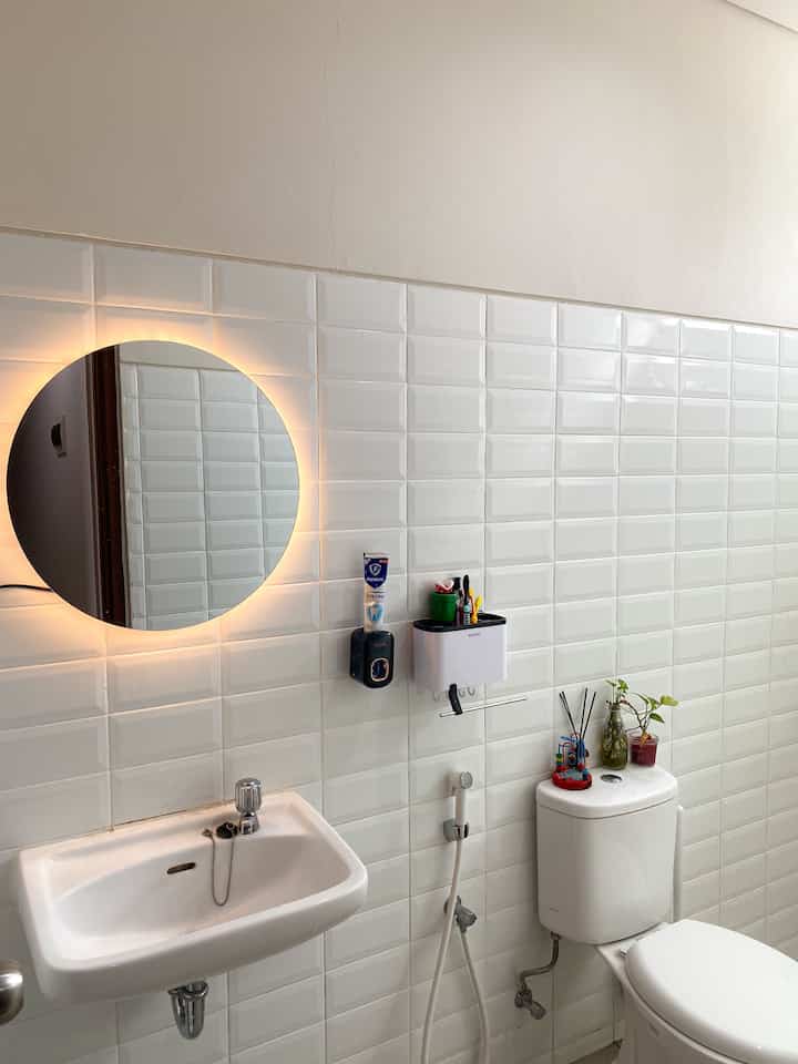 Di rumah kami area yang sama sekali belim kami renovasi adalah kamar mandi , untuk saat ini kamar mandi yang ada dirumah masih seperti bawaan developer lengkap dengan segala isi nya

Kami hanya menambahkan cermin LED untuk menambah kesan lebih estetik saat ini. Tapi dengan tampilan ini kamar mandi kami tetap fungsional

Rencana di tahun 2025 ini salah satu harapan kami bisa merenovasi area kamar mandi dirumah sesuai desaign yang kami ingin kan

#keramikdindin
#cerminled
#renovasikamarmandi
#bathroommakeover
#inspirasikamarmandi
#segehouse

