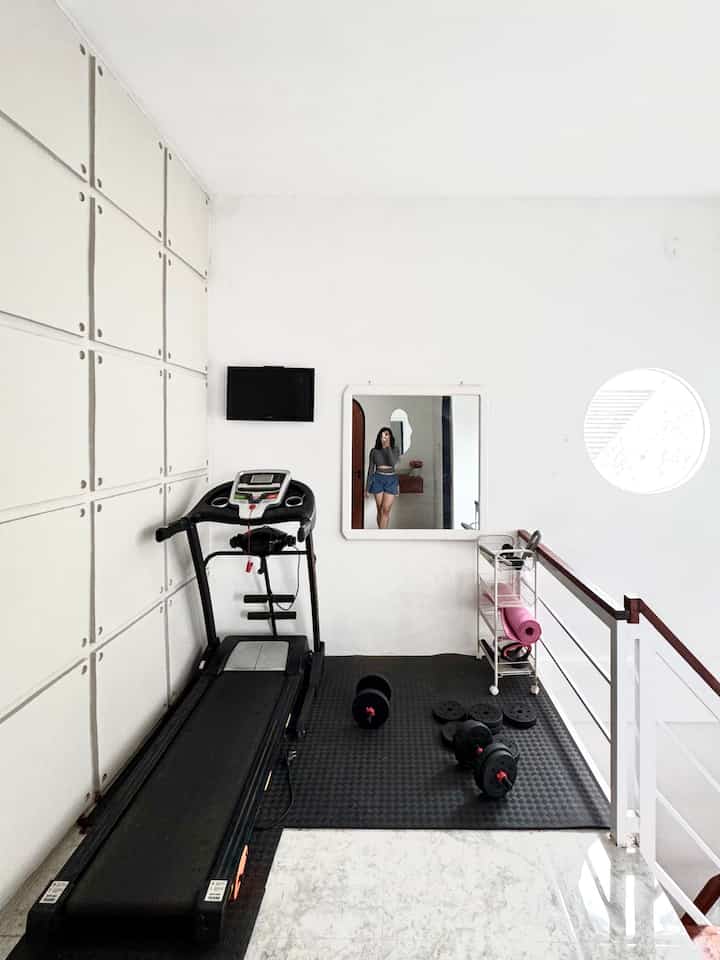 Spot favorite dirumah, #gym ala ala
Alat seadanya yang penting bisa keluar keringat 
Treadmill dan barbel udh cukup bngt hihi
#Cat
#CatRumah
#TempatOlahraga
#Hobi
#InspirasiRumah
#MatrasYoga
#MiniGym