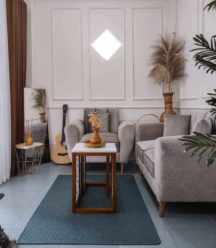 Dekorasi ruang tamu seadanya, bisa dlihat ruang tamu sebelum renovasi penggunaan lantai vinyl, terlihat berbeda banget, terlihat lebih nyaman setelah penggunaan lantai vinyl 🫶🏻

#renovasilivingroom #livingroommakeover #inspirasilivingroom #livingroom #ruangtamumungil #ruangtamusederhana #ruangtamuminimalist