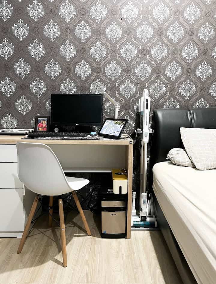 Meja kerja minimalist, meja kerja ini bisa jadi pilihan buat para tetangga online mengerjakan kerjaan kantor dll.
Ruangan kerja dalam kamar bukan ide yang buruk kan 🫶🏻

#RuanganKerja #Ruangkerja #kamar #mejakerja #kursikerja #inspirasidekorkamar #dekorkamarkerja #ruangminimalis 