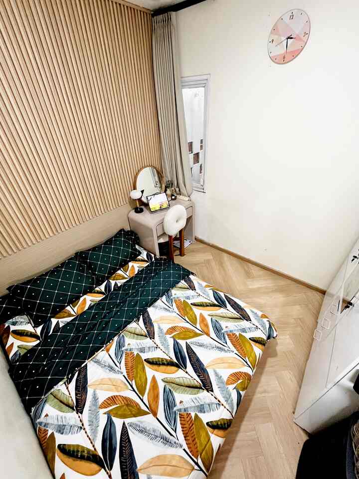 Inspirasi kamar mungil 3x3 m2 kita di tangan yang tepat 🤎✨ Cukup buat kasur 160x200 cm, vanity desk dan lemari 3 pintu. 

Selama ini ga pernah nyoba warna-warna bright yang nabrak warna ternyata cakep juga bikin kamar kesannya kaya luaaaas 🥰

#inspirasikamartidur #bedcover #kamarmungil #desainbedroom #bedroom #inspirasibedroom #bedroomminimalist