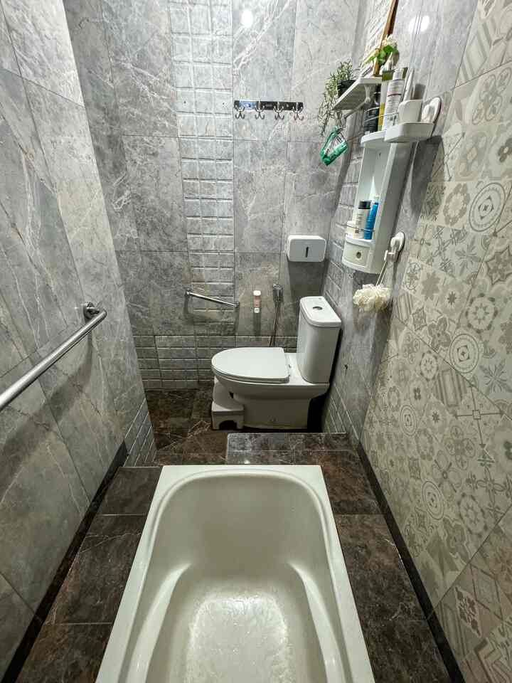 🔅one become two🔅

awalnya kamar mandi ini cukup lega memanjang dgn posisi washtafel diantara kloset dan bathtub. 
namun atas dasar kebutuhan penambahan kloset untuk menghindari huru hara di pagi hari 🤭, akhirnya kami putuskan menambah kamar mandi dengan cara membagi ruang di kamar mandi asalnya. 
wastafel yg semula di kamar mandi akhirnya di pindahkan posisinya diluar dekat tempat wudhu.
slide 1,2: kamar mandi dgn bathtub
slide 3   : kamar mandi kecil (darurat) dgn shower
slide 4,5: proses renovasi, sempat mengganti bathtub juga, karena yg sblumnya byk gompel akibat renovasi sebelumnya
slide 6   : wastafel sekarang
slide 7   : posisi kedua kamar mandi sekarang


#PintuKamarMandi #KeramikKamarMandi #CatKamarMandi #PlafonGypsum #WarnaKamarMandi #DindingKamarMandi #KeramikDinding #KeramikLantai
#RenovasiKamarMandi
#BathroomMakeOver
#InspirasiKamarMandi