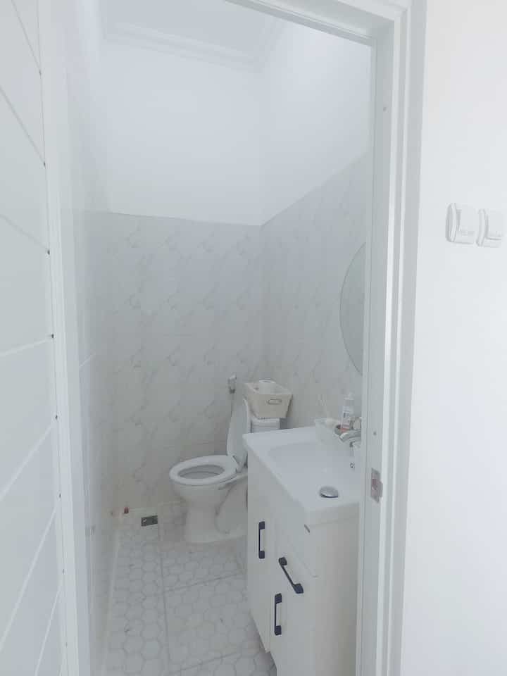 Perubahan sederhana anti kantong jebol ✨

Renovasi bathroom kecil minimalis kami lakukan dengan perubahan sederhana yang lebih fungsional dan estetis tanpa memakan banyak biaya. Yang pertama adalah pemilihan warna cat yang agar memberikan kesan luas, keramik dinding dengan motif marbel, pintu alumunium kami pilih agar lebih tahan lama, dan yang terpenting drain stainer atau saringan saluran lubang kamar mandi tentu yang dapat menghalang serangga kecil masuk ke dalam kamar mandi. 

Semoga ide ini dapat menginspirasi kamar mandi dengan ukuran small yang ada di rumah kalian 🙏🏻✨

#catkamarmandi #keramikmarbel #keramikDinding #keramikDinding  #CatDindingKamarMandi #saringansaluranair #pintualumunium #RenovasiKamarMandi #BathRoomMakeOver #InspirasiKamarMandi