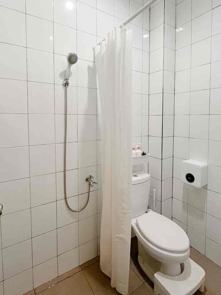 Kamar mandi developer, bisa dibikin lebih cantik? BISA. Tema utama kamar mandi ini minimalist white. 

Oh ya, dengan bikin dinding kamar mandi full sampe atas ternyata bikin looksnya jadi lebih luas. Semoga menginspirasi yaa

#Renovasikamarmandi #bathroommakeover #inspirasikamarmandi #kamarmandideveloper #kamarmandi #bathroom #tisken #bjarsen #botaren #kamarmandiminimalis