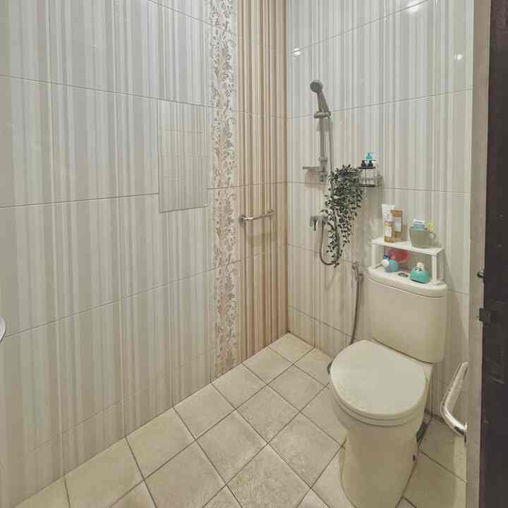 kamar mandi jadul? — belum ada kesempatan renovasi kamar mandi jadi hanya berpegang prinsip bahwa kamar mandi meskipun belum update tapi diusahakan bersih dan rapi 🙌🏻

sedikit tambahan dekorasi & keset cantik agar tetap nyaman memakai kamar mandi 🫧🛁

cermin tempel dari ikea yg bisa dipakai sesuai kebutuhan dan terlihat luas 🪞

dan menambah handle sisi closet dan shower untuk memudahkan kalau orang tua/tamu atau sedang sakit memakainya agar minim terjatuh di kamar mandi 🙌🏻

#kamarmandijadul #kamarmandi #kesetkamarmandi #exhaustfan #RenovasiKamarMandi #BathrooMakeOver #InspirasiKamarMandi
