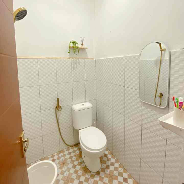 Kamar mandi kami ini masih belum sama sekali di renovasi dan masih bawaan developer, hanya saja saya tambahkan hand shower sendiri. 

Agar terlihat lebih nyaman, kamipun tambahkan ambalan untuk simpan perlengkapan mandi, bunga hias, dan red diffuser agar terlihat sedikit aesthetic meski sangat minimalis


#RenovasiKamarMandi
#BathroomMakeOver
#InspirasiKamarMandi
#KeramikDinding
#HandShower
#JetShower
#Ambalandinding
#KeramikLantai 
