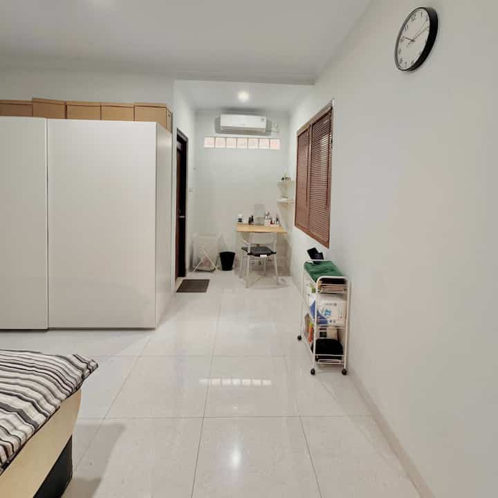 renovasi bedroom minim budget 🙌🏻

hanya mengganti lantai jadul dengan granit & meninggikan plafon ganti dengan gysum, pintu dan kusen jendela belum diganti tapi tutup jendela dengan wooden blind agar sedikit estetik 🤭🏡

#kamartidur #lantaikamartidur #renovasikecil #lemarigeser #mejarias #keranjanglaundry #trolibarang #bedroomrenovation