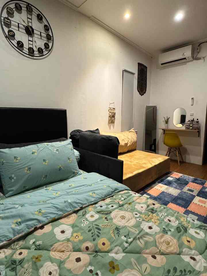 Kamar tidur yang nyaman dapat membuat pikiran tenang, meningkatkan kualitas tidur, dan membuat mood menjadi lebih baik. 
1. Menjaga kebersihan dan kerapian
Bersihkan debu, kotoran, dan noda di lantai, dinding, furnitur, dan kasur. 
2. Ganti sprei, sarung bantal, dan selimut secara berkala. 
3. Memilih warna yang tepat
Warna netral seperti putih, krem, abu-abu, atau gading dapat memberikan rasa keseimbangan dan ketenangan. 
4. Memilih furnitur yang berkualitas
Pilih furnitur yang sesuai dengan kebutuhan dan selaras dengan konsep kamar tidur. 
5. Memilih tempat tidur yang nyaman
Pilih tempat tidur yang nyaman dan serbaguna. 
6. Menambahkan aksesoris yang menarik
Tambahkan hiasan dinding, lukisan, patung, foto, poster, mainan, boneka, atau tanaman hias. 
7. Menambahkan pencahayaan yang tepat
Gunakan lampu yang tepat untuk menyesuaikan dengan kebutuhan dan aktivitas. 
8. Menambahkan pengharum ruangan
Gunakan pengharum ruangan untuk membuat kamar tidur terasa lebih segar dan betah. 
9. Menambahkan karpet tebal
Karpet tebal dapat memberikan kesan hangat dan empuk. 

Bgmn versi nyamanmu? ☺️

#KamarTidur
#InspirasiKamarTidurNyamana
#KamarTidurNyaman
#FurnitureSimple
#lightingKamarTidur
#KarpetTebal