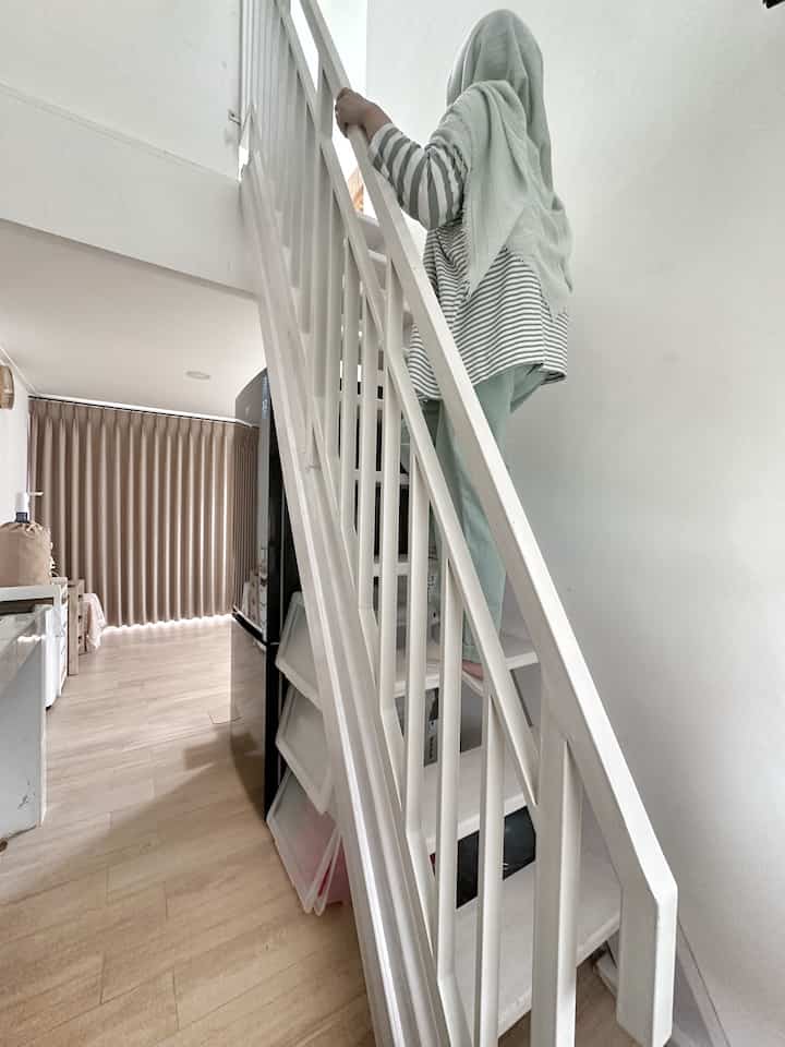 Space bawah tangga menuju mezanine yang tidak terlalu luas ini kami manfaatkan untuk kulkas dan storage perlengkapan PakSu, kalau bosen bisa diganti dengan rak galon atau yang lainnya 🥰

#lantaigranite #storageplastik #covergalon #storagebamboo #areabawahtangga #tangga 