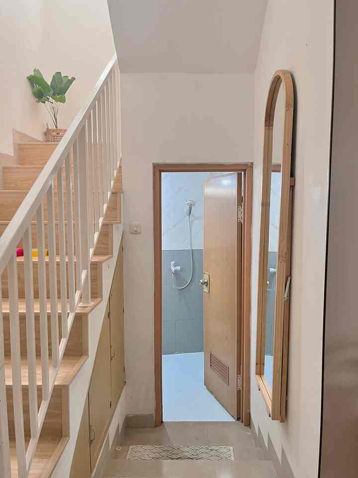 Kamar mandi ini masih bawaan rumah lama. Namun karena motif keramiknya terlalu ramai dan lantainya sudah mulai kusam. Kami mengecat dindingnya dengan cat epoxy dan bagian atasnya ditempel dengan stiker wallfoam motif marmer, sedangkan untuk lantainya kami cat dengan pelapis keramik /cerakote. Alasan kami belum melakukan renovasi total pada kamar mandi karena belum siap dengan debu renovasi. Di rumah ini masih ada balita sehingga kami melakukan renovasi yang minim/tanpa debu yaitu dengan mengecat dan melapisi stiker yang cukup membuat kamar mandi kami menjadi sedikit terang dan minimalis.

#CatKamarMandi #CatEpoxy #MakeoverKamarMandi #RenovasiKamarMandi #BathroomMakeover #InspirasiKamarMandi #DIYLowBudget #Tangerang #Rumakaf