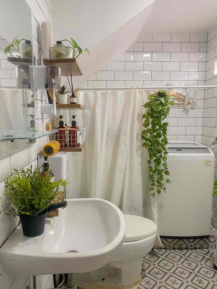 Siapa bilang kamar mandi nggak bisa tampil estetik?

Aku pilih full keramik subway putih supaya nggak lembap dan terlihat lebih terang. Lantai bermotif jadi aksen biar nggak monoton. Karena ruangnya cukup panjang (3m), aku manfaatkan juga sebagai laundry room. Laundry area-nya ditutup tirai supaya tetap rapi.

Aku tambahkan juga ambalan kayu yang fungsional dan tetap estetik, nggak cuma untuk simpan toiletries tapi juga sekaligus bisa untuk menyimpan dekorasi, suasananya jadi lebih nyaman.

Kalau kamu, lebih suka kamar mandi minimalis atau yang penuh dekor?

#KeramikKamarMandi
#KeramikSubway
#KeramikLantai
#TiraiKamarMandi
#TiraiShower
#TanamanArtificial
#RenovasiKamarMandi
#BathroomMakeOver
#InspirasiKamarMandi
