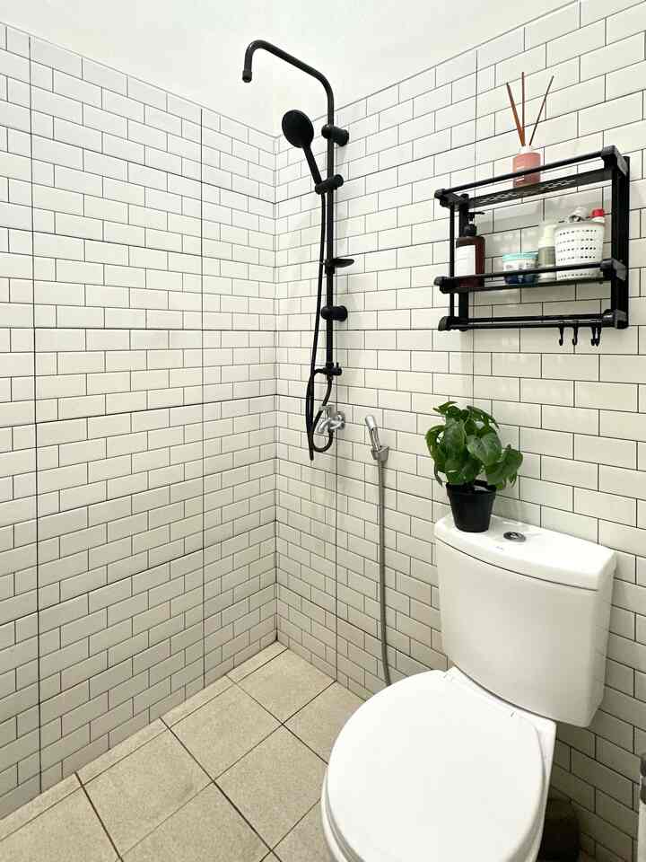 Kamar mandi di dalam kamar.
Jadi kamar mandi ini letaknya ada di dalam kamar, sengaja dibuat mungil agar tidak banyak menghabiskan space. Bagi kami, yang penting kamar mandi sesuai dengan fungsinya. Namun ada beberapa kesalahan yang bisa diambil sebagai pelajaran. Pertama, kesalahan dalam pemilihan keramik lantai, awalnya kami mengira kamar mandi yang serba putih itu akan terlihat lebih nyaman. Ternyata, butuh effort yang lebih karna warna putih terlihat lebih kotor, dan cepat menguning dibanding warna lain. Selain itu, lantai keramik kami juga tidak dipasang rapi (adu manis) sehingga sangat menggangu estetikanya. Solusinya mungkin bisa dipasang keramik dengan ukuran yang lebih besar dengan warna yang lebih gelap.
Kedua, kesalahan pemilihan shower. Lebih baik membeli shower dengan harga yang lebih mahal tapi berkualitas, dibandingkan dengan shower yang harganya murah tetapi cepat rusak dan berkarat. Terpaksa ke depannya kami harus mengganti total shower karna ada beberapa bagian yang terlepas.

#Lantaikeramik #keramikbata #shower #wcduduk #raksabun #kamarmandimungil #kamarmandiputih #RenovasiKamarMandi #BathroomMakeOver #InspirasiKamarMandi #Kamarmandikecil