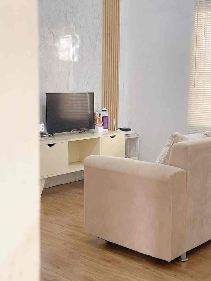 Ruang tv 

Dulunya ruangan ini bernuansa shabby chic pas jamannya akhirnya aku putusin untuk make over ruangan ini,yang tadinya wallpaper bunga2 aku lepas aku ganti cat warna putih dulu lantainya pakai vynil terus aku ganti pakai keramik motif motif untuk backdrop tv aku pakai hpl motif marble & wallpanel warna kayu untuk dinding belakang sofa aku pakai moulding untuk dekorasi dindingnya.. 
#renovasiruangtv
#livingroommakeover
#inspirasiruangtv
#keramiklantai
#catdinding
#roomdecore
#minimalis 
#koreanhouse