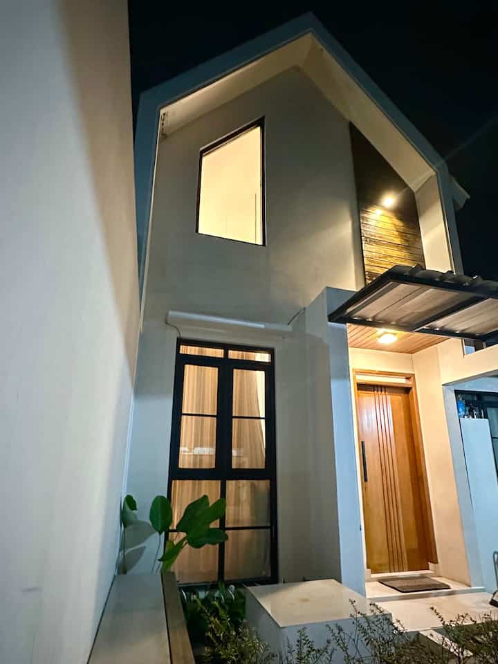 Potret fasad rumah di malam hari📸

#fasadrumah #fasadsegitiga #fasadscandinavian #pintukayu #tamansemen #tamanrumah #kusenalumunium #jendelasegitiga #calathea #kaktuskoboi #plafonkayu #lamputaman #tamanmungil