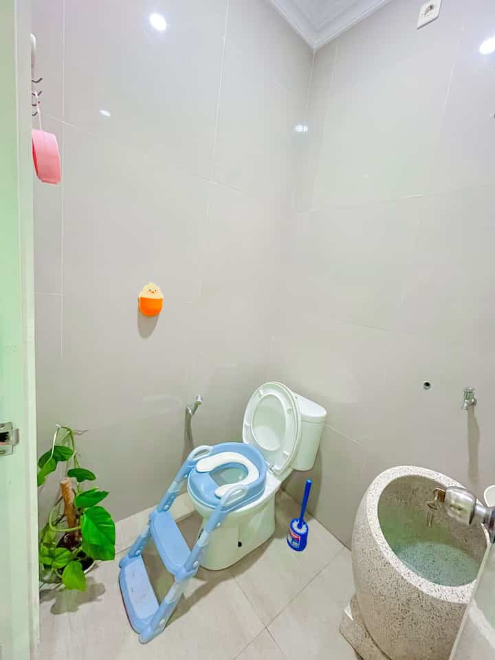 Kamar mandi utama kami hanya berukuran 1,5m x 1,5m, tapi tetap bisa terlihat rapi & lega! 💡 Kuncinya ada di pemilihan
keramik warna terang, bak mandi bahan teraso warna putih dan sentuhan tanaman hijau. Siapa yang juga punya kamar mandi
mungil?

#KeramikKamarMandi #KeramikDinding #KeramikLantai #Jetshower #ToiletTraining #SikatToilet #TempatSikatGigi #ToothBrushHolder #BakMandiTeraso #renovasikamarmandi #bathroommakeover #inspirasikamarmandi 