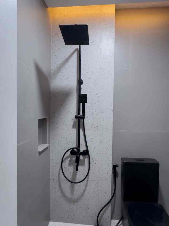 Ada 2 kamar mandi di Bumikadua ini
Di lt 1 dan lt 2
Awal untuk renovasi Kamar Mandi wishlist menggunakan granit 60x60 agar nat tidak kecil kecil untuk meminimalisasi warna kuning terkena air

Pemilihan warna abu-abu menyesuaikan dengan tema rumah, untuk shower, jet shower dan closet menggunakan warna hitam agar dapet feel ganteng nya 😬

#renovasimakarmandi
#bathroommakeover
#inspirasikamarmandi
#granitkamarmandi
#showerkamarmandi