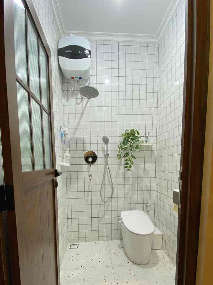 Renovasi total kamar mandi jadi lebih nyaman dan terasa lebih lega. Penggunaan keramik ellagress hingga atas plafon berguna agar tidak lembab. Pemilihan closet tanpa banyak lekukan memudahkan saat disikat. Area yang terbatas jadi aku menggunakan showet set tanam. Jadi lebih sleek dan memudahkan saat dibersihkan. 

Penggunaan keramik ellagress sebenernya estetik dan murah. Tapi klo boleh aku saran lebih baik menggunakan granit merk aiga karena lebih presisi. Di kamar mandi ini ada beberapa nat yg krg rapih dikarenakan keramik ellagress yg tidak presisi😭

Area kamar mandi 1,3x1,6m


#RenovasiKamarMandi
#BathroomMakeOver
#InspirasiKamarMandi
#keramikkamarmandi
#pintukamarmandi 
#kamarmandimini