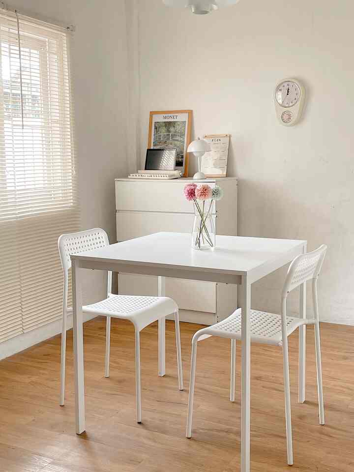 Ruang makan minimalis 
Ruang makan belom ada perubahan yaa masih sama 🤭🤗🩵

#ruangmakan
#minimalis 
#roomdecore
#vynillantai
#cattembok
#warnacattembok
#koreanhouse
#aesthetic 
