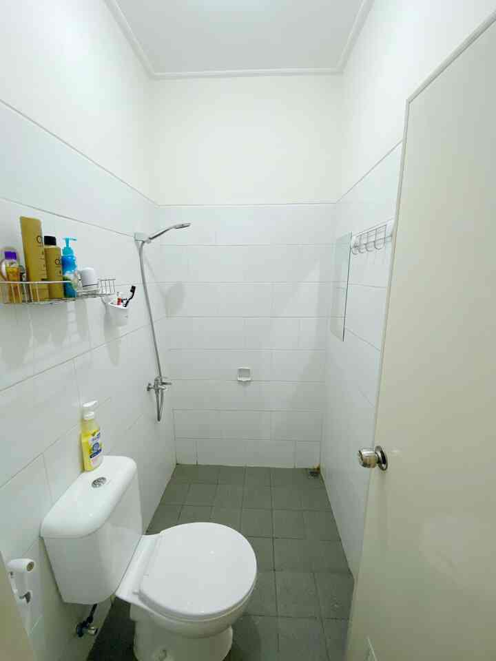 Kamar mandi bawaan developer ini tidak banyak perubahan. Kami hanya mendekor dengan menambahkan rak besi di atas kloset dan kaca tempel pada dinding keramik. Cukup minimalis dan memanfaatkan ruang yang ada.

#KamarMandiMinimalis #RenovasiKamarMandi #BathroomMakeOver #InspirasiKamarMandi #InspoKamarMandi