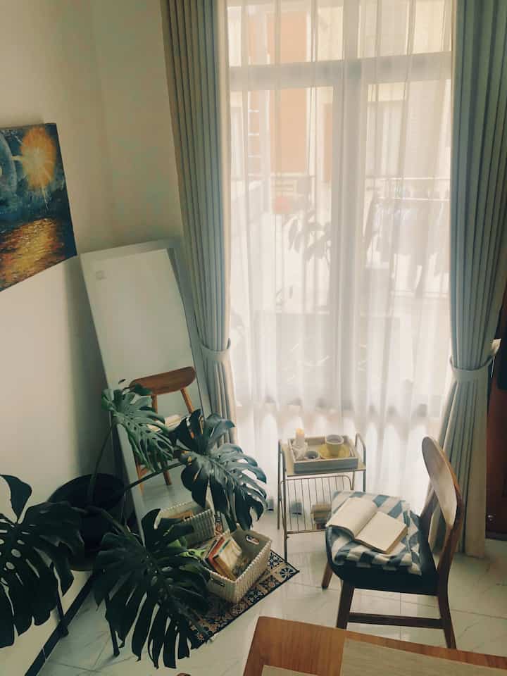 Pojok estetik ✨

Beberapa spot dadakan sering dibuat hanya untuk mendapatkan suasana baru di rumah yang tidak terlalu luas ini. Salah satunya membuat pojok estetik dekat dengan meja makan di area dinning. Meski tak begitu luas namun spot ini cukup nyaman untuk sekedar membaca atau scroll medsos. ✨ 

#PojokEstetik #SudutEstetik #InspirasiDekor #smallHouse #SudutRumahEstetik #DekorasiEstetik #DekorasiEstetik #Cozy #TrayKayu #kotakPermen #BoxCoin #TanamanHias #HousePlant #KeranjangSerbaGuna 