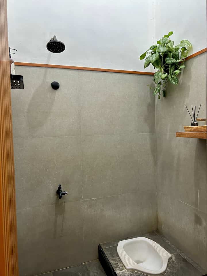 Make over tipis-tipis kamar mandi salah satunya dengan menambahkan list edging agar terlihat manis 🍃☘️

#Cat #AmbalanDinding #RakSabun #CerminOval #VasKaca #GranitAbu #RenovasiKamarMandi #BathroomMakeOver #InspirasiKamarmandi 