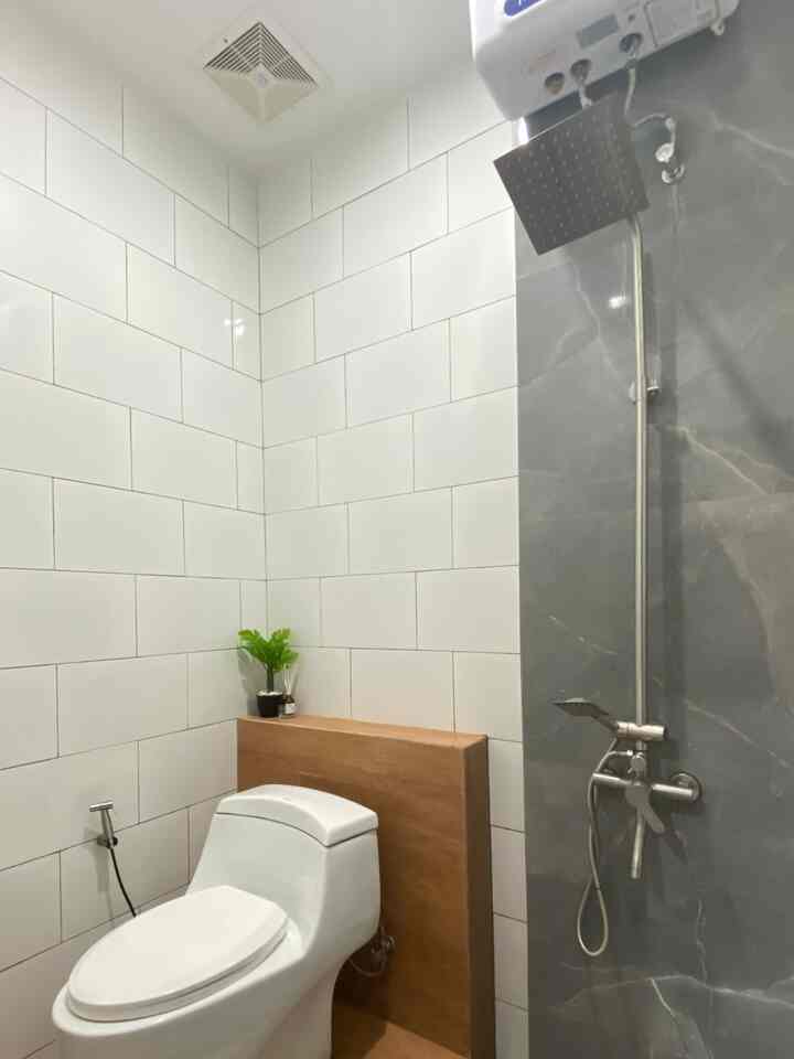 Tips kamar mandir kecil agar tidak lembab dan terlihat luas

1. Memasang keramik dinding full ke plafon
2. Memakai exhaust fan untuk sirkulasi udara
3. Memilih granit/keramik lantai motif polos dan warna netral

#exhaustfan #keramikmotifkayu #tanamanartificial #reeddiffuser #tempatsampah #sikatwc #RenovasiKamarMandi #BathroomMakeOver #InspirasiKamarMandi
