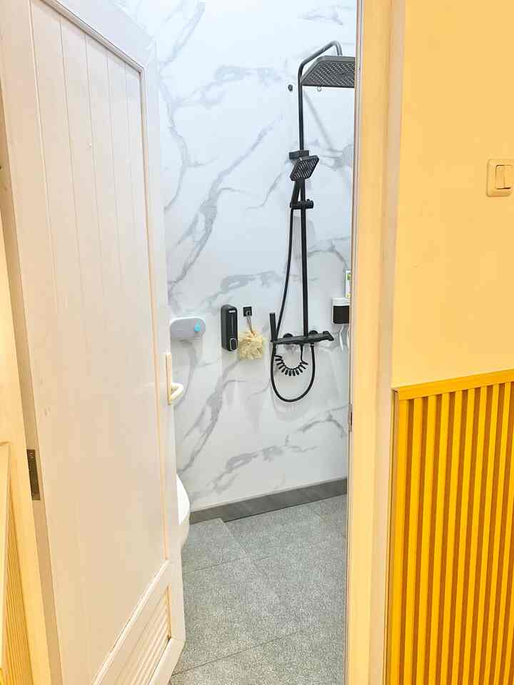 Halo semuanya selamat siang, aku mau cerita sedikit tentang renovasi kamar mandi di lt.2, awalnya kamar mandi ini bawaan dari devolopernya menggunakan keramik dinding motif bata putih dengan lantai berwarna abu dengan ukuran hanya 30x30 cm. 
Kemudian aku renov sedikit dengan mengganti dinding low budget menggunakan material PVC Marmer agar lebih menghemat waktu & biaya, dan aku juga mengganti lantai kamar mandi dengan keramik motif abu yg ukurannya lebih besar dari sebelumnya aku pakai yg ukuran 50x50cm, dan aku juga mengganti sanitarynya agar terlihat lebih modern dengan menggunakan perpaduan warna yg sama yaitu hitam.


#KeramikKamarMandi
#PintuKamarMandi
#DindingKamarMandi
#KeramikLantai
#WallpanelDinding
#Sanitary
#RenovasiKamarMandi
#BathroomMakeOver
#InspirasiKamarMandi