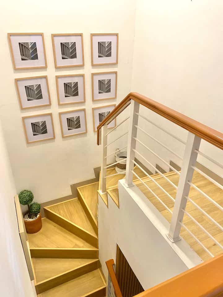 Halo semuanya selamat siang, ini adalah area tangga dirumahku yg dimana di area ini belum banyak yg aku rubah dari bawaan developer sebelumnya. Aku hanya baru make over area lantai tangganya yg sebelumnya bawaan dari developer menggunakan granite kemudian aku make over menggunakan lantai vinyl agar terlihat lebih estetik & nyaman. 


#AreaTanggaRumah
#CatDinding
#VinylLantai
#KeranjangAnyaman
#PohonArtificial
#TanggaDiRumah
#Walldecor
#BingkaiFoto