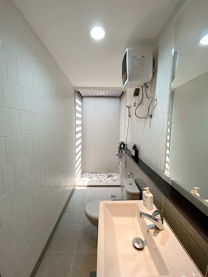 Kamar mandi ini merupakan kamar mandi bawaan developer yang tidak banyak kami rubah atau renovasi 🫧🛁
Kami hanya menambahkan beberapa aksen, seperti tanaman artificial, wadah-wadah sabun dan sampo yang seragam. Kemudian kami juga memasang water heater dari Aristob yang memiliki ‘minimalist look’ sesuai dengan tema bawaan kamar mandi ini 🤗

#keramikkamarmandi #lantaikamarmandi #keramiklantai #keramikdinding #wastafelputih #waterheater #kisikisikayu #cattembokjotun #renovasikamarmandi #bathroommakeover #inspirasikamarmandi 