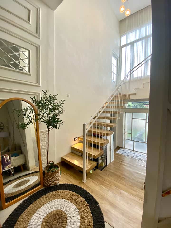 Tangga melayang 
Sengaja bikin tangga melayang agar unik dan lebih terlihat luas

#tanggarumah #inspirasitanggamelayang #tanggamelayang #interiorrumah #dekorasirumah #floorstairs
