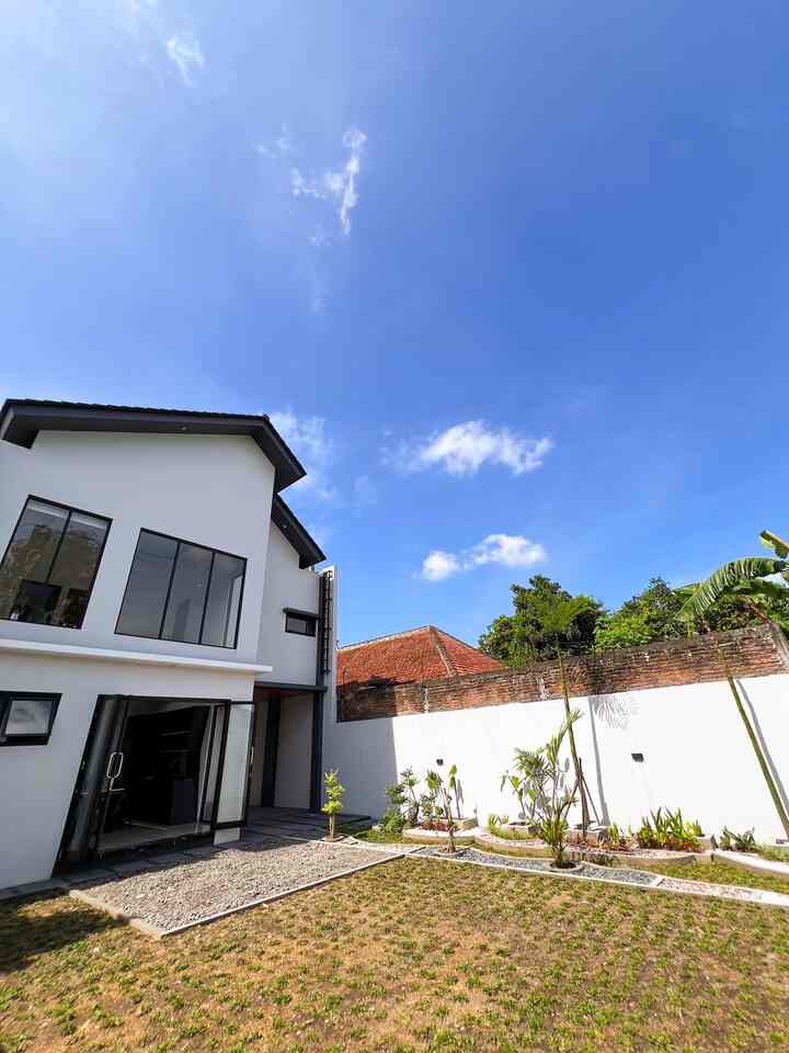 Halo semua!
Setelah sempat rusak dan melalui tahap renovasi taman selama 1 bulan, 
Ini tampilan taman belakang rumah bujangan yang baru. Semoga bisa segera selesai semuanya dan bisa menginspirasi yaa 🌴

#renovasiTaman #tamanbelakang #halamanbelakang #lampuoutdoor #lampusorot #kursitaman #mejabulat #inspirasitaman