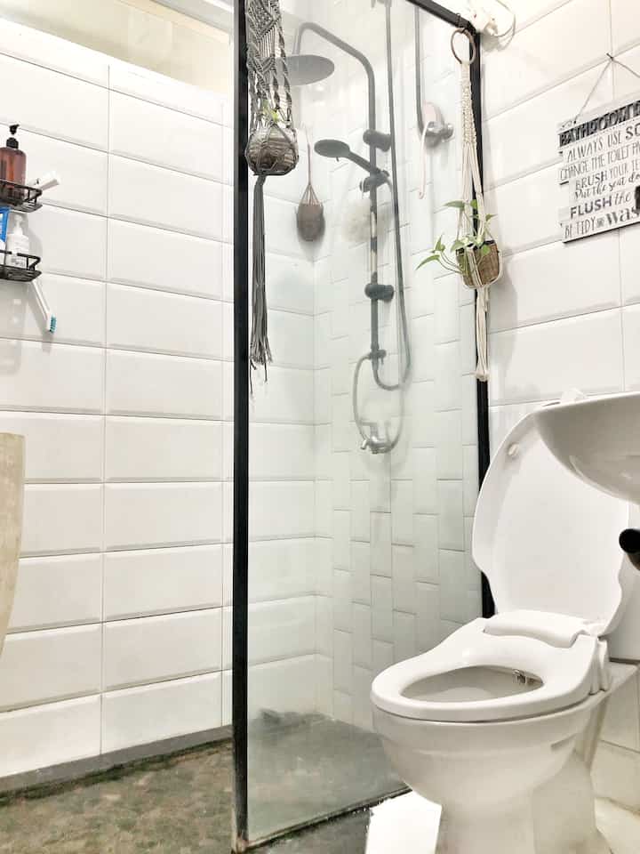 Kamar mandi ini memang super mini, dan sebelum renovasi gayanya super jadul dengan dinding keramik bermotif warna marun😄 toilet jongkok dan bak mandi fiber. 

Eksplorasi ide, saya menggunakan warna putih, mengggantikan bak fiber dengan custom pot marmer langsing dan memasang partisi kaca agar air dari shower bisa terkendali

Renovasi Kamar mandi ini, salah satu dari keputusan terbaik 

#renovasikamarmandi #bathroomMakeover #Inspirasikamarmandi #keramikkamarmandi #partisikamarmandi #keramiklantaikamarmandi #waterheater #toilet #wastafelputih #bakmanditeraso