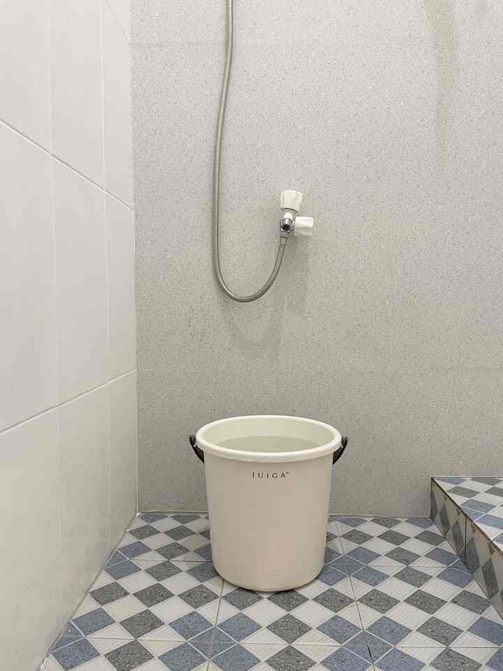 Kamar mandi dirumah yang masih bawaan developer belum banyak perubahan. Untuk sementara kami makeover tipis dengan melapisi dindingnya dengan kertasive dan cat keramik berwarna putih agar terkesan clean dan rapi.

#RenovasiKamarMandi #BathroomMakeOver #InspirasiKamarMandi #KeramikKamarMandi #EmberPutih #Kertasive

 