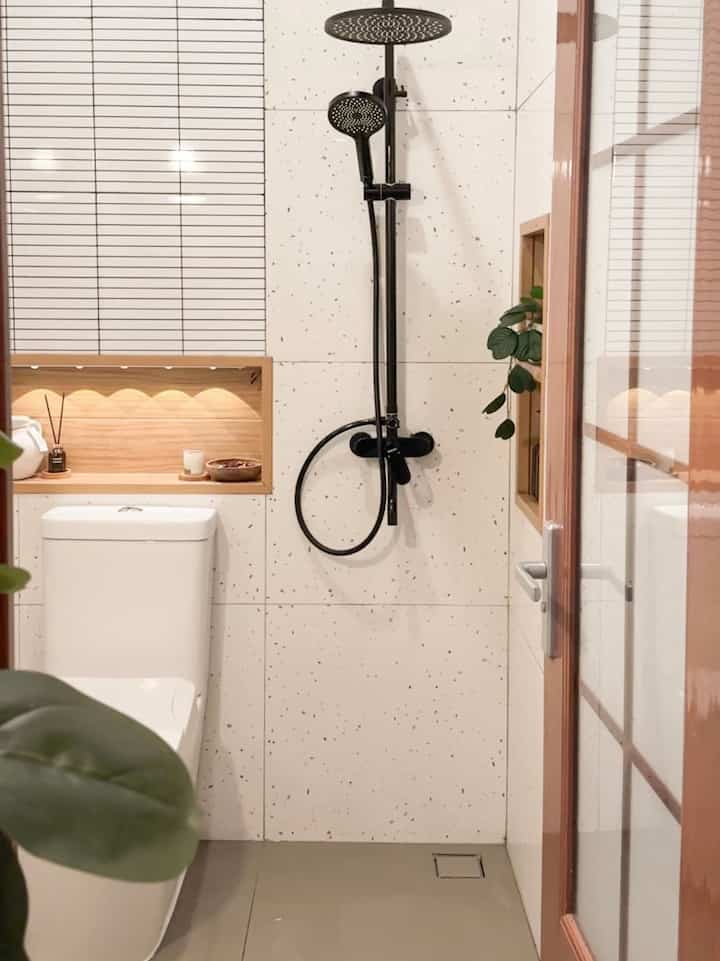 Pada awlanya kamar mandi ini, menggunakan keramik dinding subway dan lantaindinding keramik hexagona, ingin mengubah tampilan kamar mandi menjadi lebih eye cathing.

kami melakukan perubahan dengan menggunakan precut tiles dan granit terazzo untuk dinding, sedikit sentuhan warna wood untuk bathroom niche biar japandi nya gak ilang banget

Untuk lantai kami pilih warna abu, material granitnya keset kalo kena air jadi aman, untuk sanitary kami pilih warna hitam agar lebih contrast , 

Disini kami juga pakai mini wastafel, pilih yang ukurannya pas gak makan tempat, hiasan cabinet arch mirror dan lampu dinding , selain dekoratif ini juga berguna untuk menyimpan keperluan mandi dan lampu dindingnya kami pakai kalo lagi mau gosok gigi aja , jadi gak pake lampu utama. 

#ShowerHitam 
#BlackSanitary
#JapandiBathroom
#DindingTerazzo
#Precuttiles
#Kamarmandiminimalis
#InspirasiKamarMandi
#BathroomNiche
#Miniwastafel


#RenovasiKamarMandi
#BathroomMakeOver
#InspirasiKamarMandi