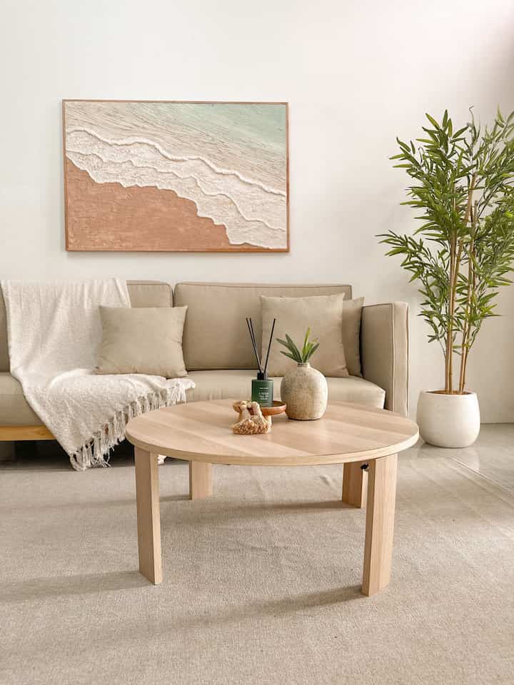 Perubahan living room dari waktu ke waktu, kami sempat mengganti sofa , dari sofa L warna coklat ke sofa jati 3 seater warna krem muda. 
Dan untuk walldecor kami ganti ke art teksture.

selebihnya untuk dekorasi , kami menggunakan material yang sama , hanya merubah posisi saja 😊

vibe



#LivingRoom
#RugLivingRoom
#SofaJati
#KarpetLivingRoom
#KursiSantai
#CushionCover
#VinylFlooring
#CofeeTable
#RumahOpenSpace
#RumahTanpaSekat




