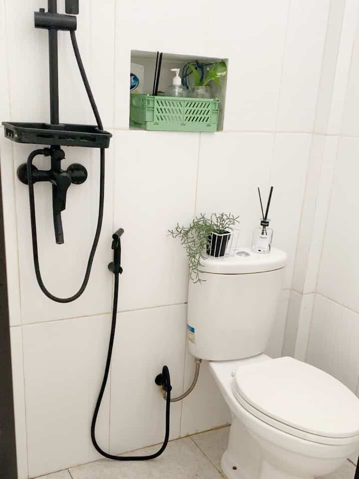 Kamar mandi yang cukup fungsional dengan ukuran 1,5x1,1 m
Walaupun cukup kecil tapi sangat nyaman. Untuk peralatan yang digunakan juga seperlunya saja. 
Penggunaan kramik putih juga bertujuan menambah kesan luas pada kamar mandi. 
#keramikkamarmandi #lantaikamarmandi #closet #shower #bunga #storagepastel #jetshower 
#RenovasiKamarMandi #BathroomMakeOver #InspirasiKamarMandi